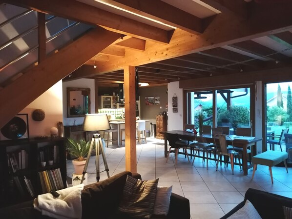 Smart TV, fireplace, books, music library