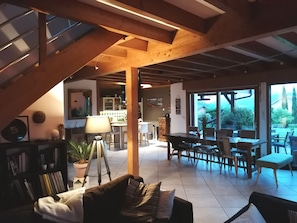 Smart TV, fireplace, books, music library