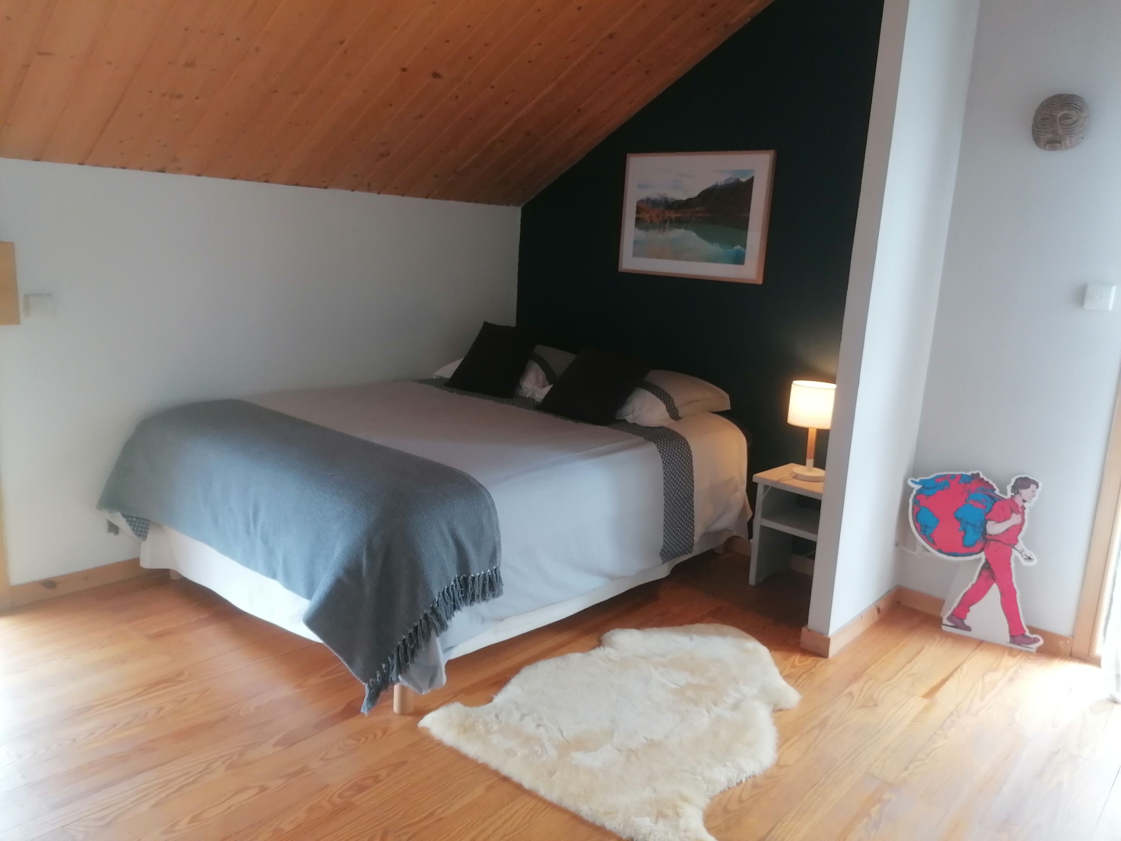 4 slaapkamers, een bureau, een strijkplank/strijkijzer, reisbedje