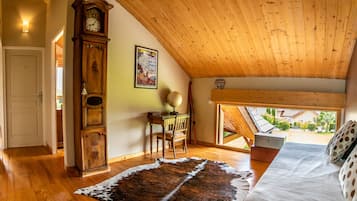 4 chambres, bureau, fer et planche à repasser, lit parapluie