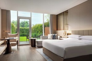 Cubrecamas y minibar con artículos gratuitos