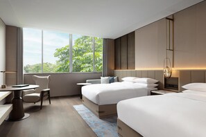 Cubrecamas y minibar con artículos gratuitos