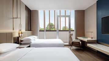 Cubrecamas y minibar con artículos gratuitos