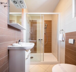Combined shower/tub, bidet