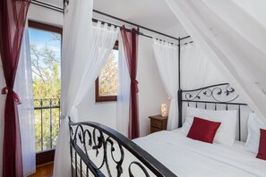 2 chambres, coffres-forts dans les chambres, fer et planche à repasser