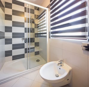 Combined shower/tub, bidet