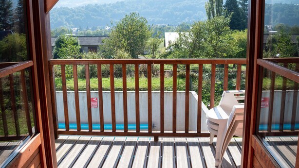 A wooden deck with a railing overlooking a mountainous landscape. - Duplex 2 Rooms for 4 People with Balcony in Vignec (Vignec)