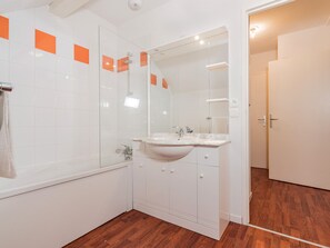 Bathroom - Duplex 2 Rooms for 4 People with Balcony in Vignec (Vignec)