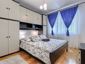 2 bedrooms, iron/ironing board, free WiFi, bed sheets