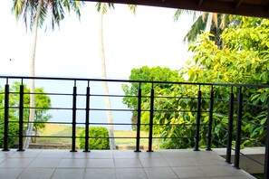 Deluxe Double Room | Balcony view - Aayu Lagoon (Negombo)