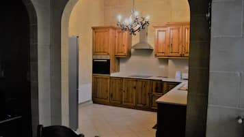 Rumah Keluarga, 3 kamar tidur, pemandangan kota | Dapur pribadi | Lemari es, microwave, oven, dan mesin pencuci piring