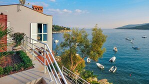 A coastal building with a balcony overlooking a marina with several boats. - Nice apartment for 2 guests with A/C, WIFI, TV and balcony (Labin)