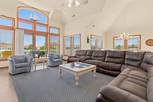 Fun for Shore 7-Bedroom Home in Whalehead