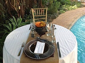 Breakfast, lunch, dinner served; local and international cuisine