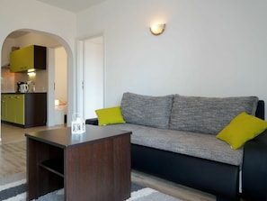 TV - Cosy apartment for 6 guests with A/C, WIFI, TV, balcony and pets allowed (Novi Vinodolski)