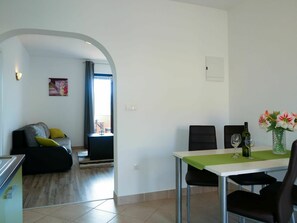 Dining - Cosy apartment for 6 guests with A/C, WIFI, TV, balcony and pets allowed (Novi Vinodolski)
