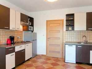 Microondas, lavavajillas, tostadora y comedor 