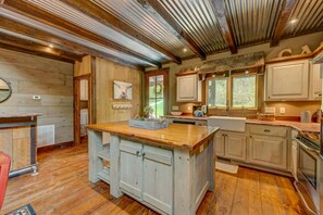 Fridge, oven, stovetop, dishwasher - Creekside Cabin- 10 Mins from Blue Ridge (Mineral Bluff)