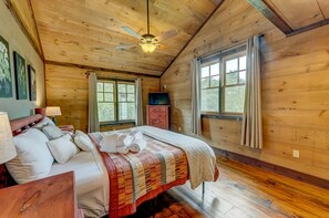 2 bedrooms, iron/ironing board, free WiFi, bed sheets - Creekside Cabin- 10 Mins from Blue Ridge (Mineral Bluff)