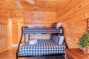 3 bedrooms, iron/ironing board, free WiFi, bed sheets - Cabin at Twin Creeks | Vacation Rental in Blue Rid (Blue Ridge)