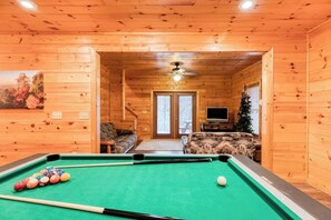 Games room - Cabin at Twin Creeks | Vacation Rental in Blue Rid (Blue Ridge)