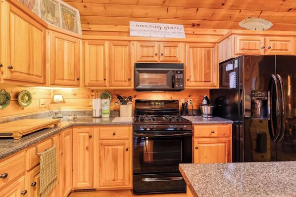 Fridge, microwave, oven, stovetop - Cabin at Twin Creeks | Vacation Rental in Blue Rid (Blue Ridge)