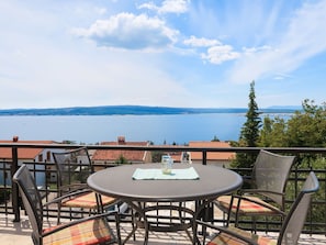 Outdoor dining - Beautiful apartment for 5 guests with WIFI, A/C, TV and terrace (Crikvenica)
