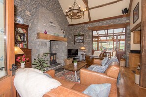 Smart-TV, peis, DVD-spiller og bøker