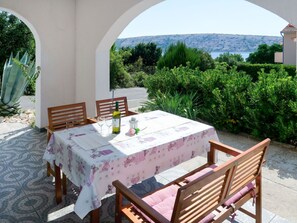 Outdoor dining - Lovely apartment for 8 people with WIFI, A/C, TV, terrace and pets allowed (Senj)