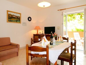 Dining - Cosy apartment for 3 people with WIFI, TV, terrace and pets allowed (Senj)