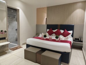 Memory-foam beds, individually furnished, soundproofing - Hotel Shirdi Park Inn 80 Meters From Sai Samadhi Temple (Rahata)