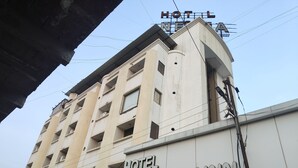 A multi-story building with a sign reading "HOTEL SHIRDI PARK INN." - Hotel Shirdi Park Inn 80 Meters From Sai Samadhi Temple (Rahata)
