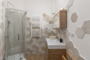 Dusche, Haartrockner, Bidet, Handtücher