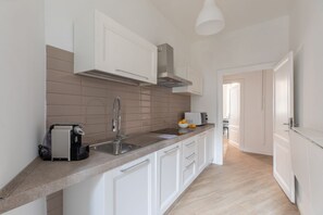 Geladeira, micro-ondas, cooktop, lava-louças