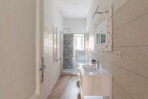 Dusche, Haartrockner, Bidet, Handtücher