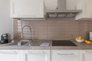 Réfrigérateur, micro-ondes, plaque de cuisson, lave-vaisselle