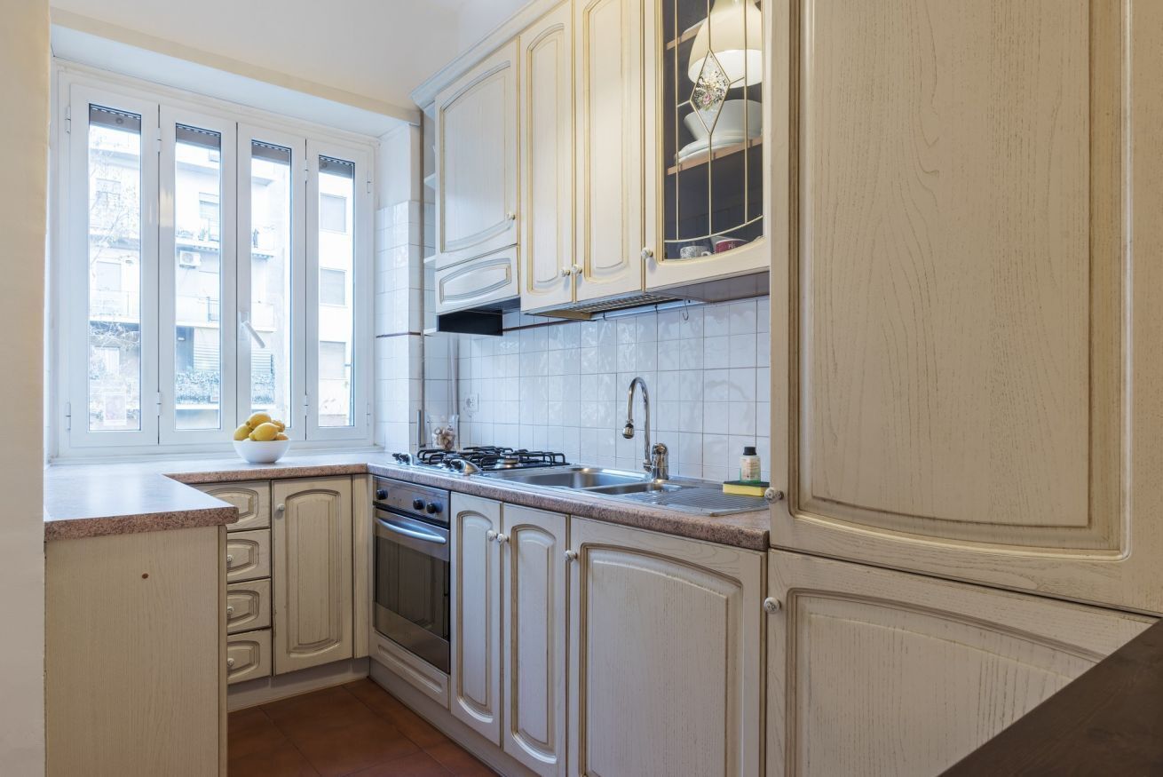 Réfrigérateur, un four, surface de cuisson, vaisselle et ustensiles