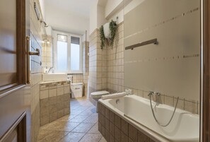 Kombinert dusj/badekar, hårføner, bidé og håndklær