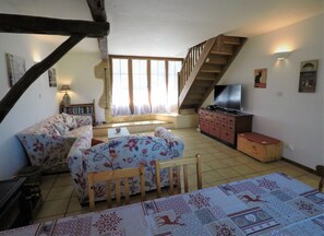 Taulutelevisio, takka, kirjoja
