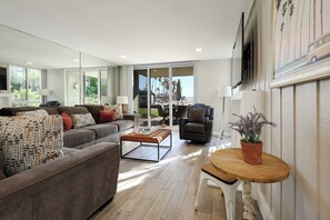 Smart TV, fireplace, ping pong