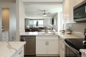 Geladeira, micro-ondas, fogão, cooktop