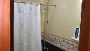 Un bagno piccolo con un water, bidet e lavabo.
