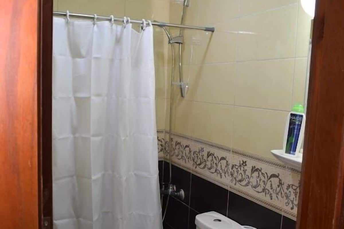 Un baño pequeño con inodoro, bidé y lavamanos.