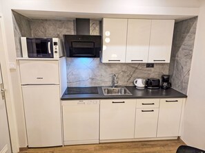 Mikrobølgeovn, opvaskemaskine, fryser