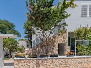 Exterior - Lovely apartment for 3 people with A/C, pool, WIFI, TV, terrace and pets allowed (Zadar)