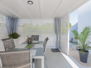 Outdoor dining - Lovely apartment for 3 people with A/C, pool, WIFI, TV, terrace and pets allowed (Zadar)
