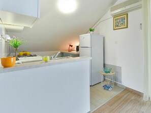 Mikrowelle, Ofen, Geschirrspüler, Toaster