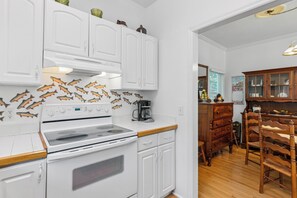 Coffee/tea maker, fridge, microwave, oven - Little Gingerbread Cabin Two Bedroom Two Bath Home with Rocking Chair Porch (Saint Simons Island)