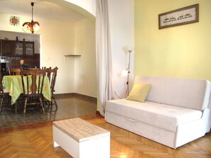 TV - Cosy apartment for 6 guests with WIFI, TV, terrace and pets allowed (Vodice)