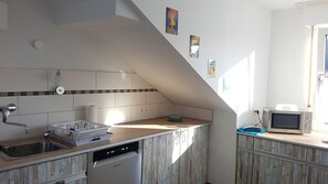 Réfrigérateur, four à micro-ondes, un four, surface de cuisson